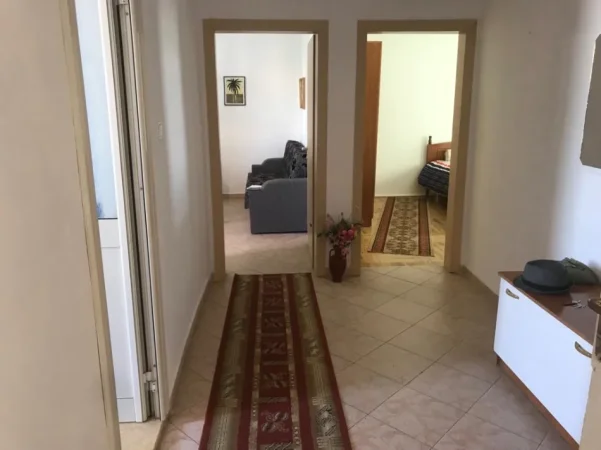 Tirane, jepet me qera apartament 1+1 Kati 5, 55 m² 350 € (Xhamlliku)
