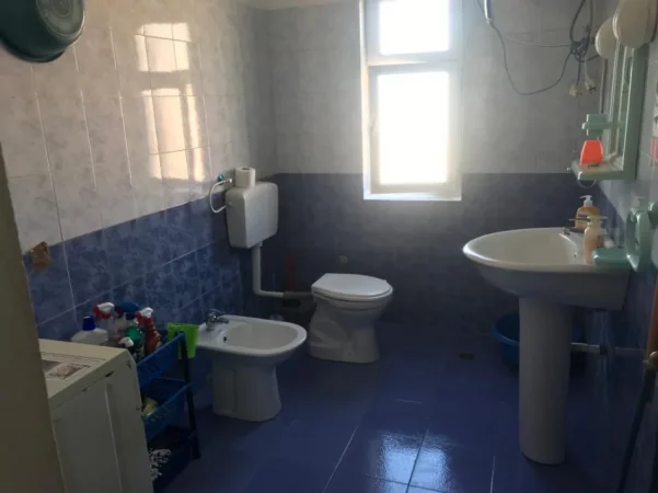 Tirane, jepet me qera apartament 1+1 Kati 5, 55 m² 350 € (Xhamlliku)