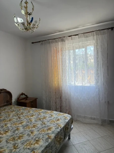 Tirane, jepet me qera apartament 1+1 Kati 3, 51 m² 380 € (Poligrafiku prane Ali Demit)