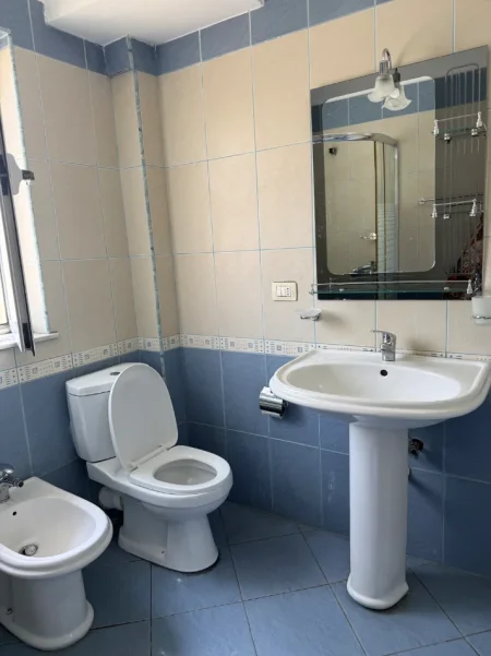 Tirane, jepet me qera apartament 1+1 Kati 3, 51 m² 380 € (Poligrafiku prane Ali Demit)