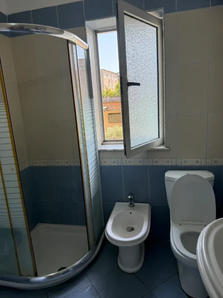 Tirane, jepet me qera apartament 1+1 Kati 3, 51 m² 380 € (Poligrafiku prane Ali Demit)