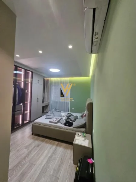 Tirane, jepet me qera apartament 2+1+Ballkon Kati 4, 105 m² 720 € (ISH DOGANA)