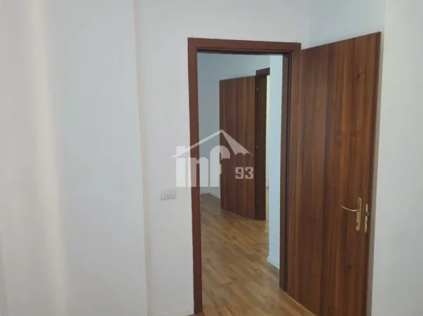 Tirane, jepet me qera zyre Kati 6, 75 m² 500 € (NË RRUGËN E “KOSOVARËVE”)