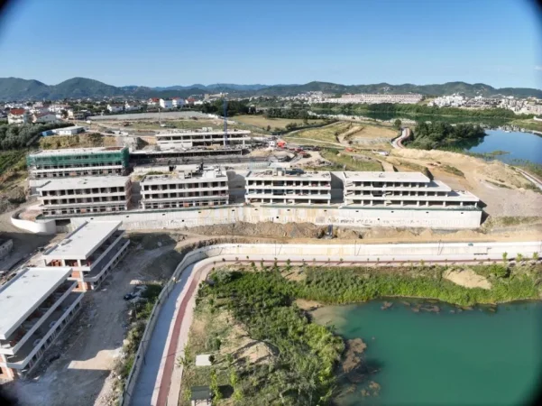 Tirane, shitet apartament 2+1 Kati 1, 141 m² 268.000 € (Kompleksi Lake Front, Farke)