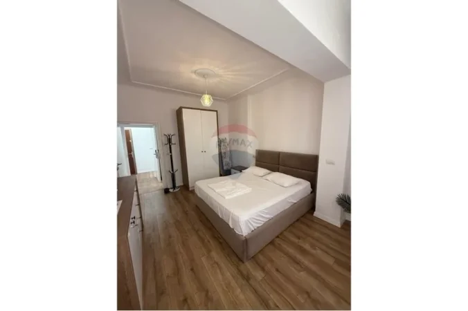 Tirane, jepet me qera apartament 1+1 Kati 5, 
