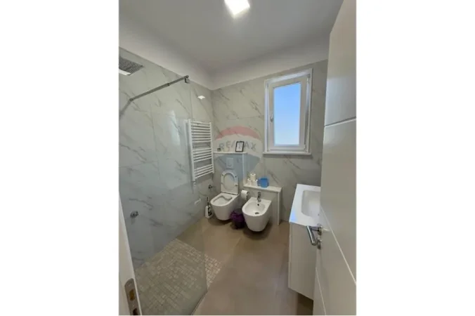 Tirane, jepet me qera apartament 1+1 Kati 5, 