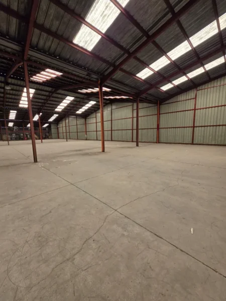 Tirane, jepet me qera ambjent biznesi , 2.200 m² 6.600 € (Autostrada Tirane Durres)