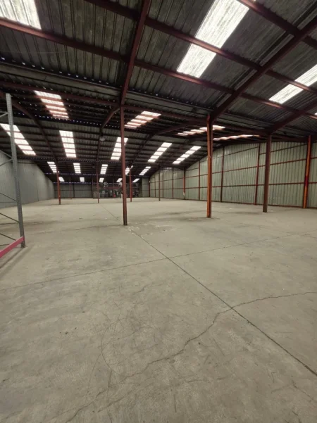 Tirane, jepet me qera ambjent biznesi , 2.200 m² 6.600 € (Autostrada Tirane Durres)