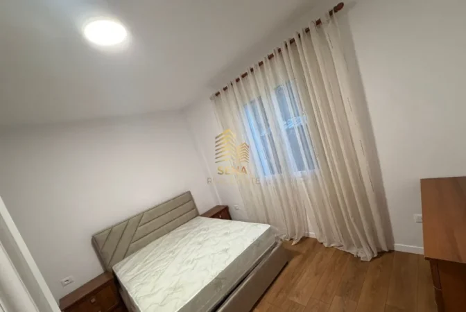 Tirane, jepet me qera apartament 2+1 Kati 1, 90 m² 400 € (Shkoze)
