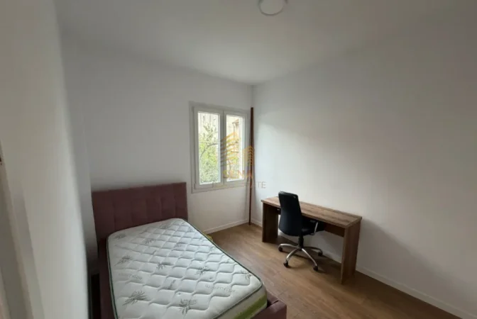 Tirane, jepet me qera apartament 2+1 Kati 1, 90 m² 400 € (Shkoze)