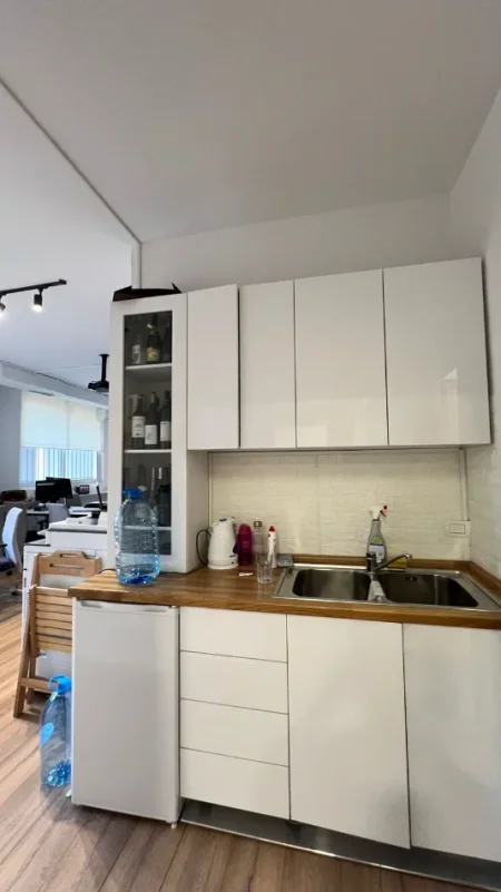 Tirane, shitet dyqan , 97 m² 350.000 € 
