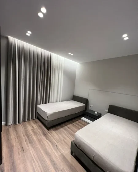 Tirane, jepet me qera apartament 2+1+Ballkon , 700 € (Fusha Aviacionit)