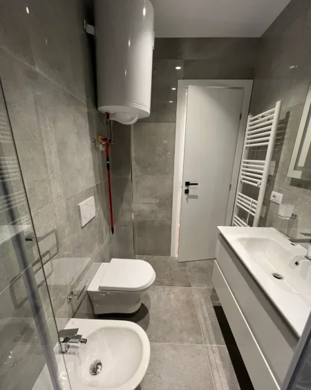 Tirane, jepet me qera apartament 2+1+Ballkon , 700 € (Fusha Aviacionit)