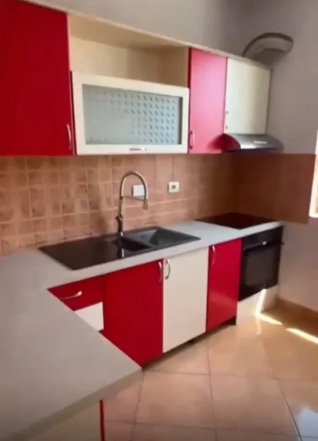 APARTAMENT 3+1+2 +PARKIM ME QIRA   (ISH PARKU) 90.000 LEKE