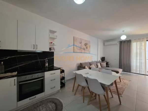 Tirane, jepet me qera apartament 2+1+Ballkon Kati 5, 104 m² 800 € (MEDRESE)