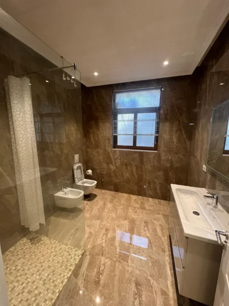 Tirane, Apartament 1+1 + PARKIM ME QIRA   (ISH PARKU) 60.000 LEKE