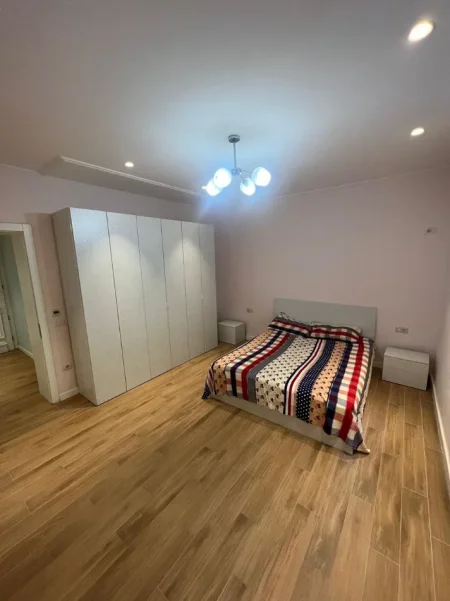 Tirane, Apartament 1+1 + PARKIM ME QIRA   (ISH PARKU) 60.000 LEKE