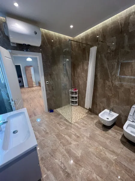 Tirane, Apartament 1+1 + PARKIM ME QIRA   (ISH PARKU) 60.000 LEKE