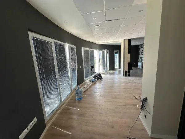 Tirane, jepet me qera zyre Kati 9, 224 m² 2.300 € (ZOGU I ZI)