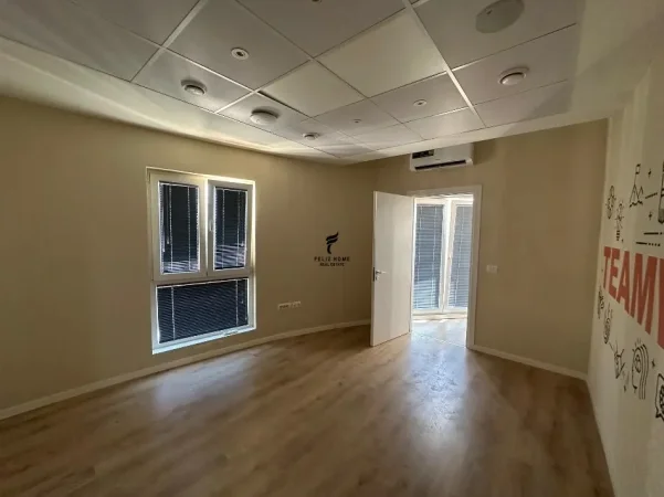 Tirane, jepet me qera zyre Kati 9, 224 m² 2.300 € (ZOGU I ZI)