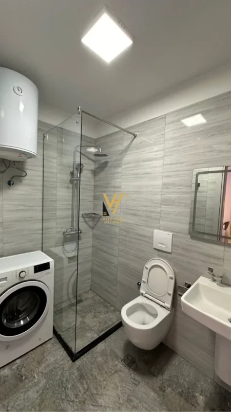 Tirane, jepet me qera apartament 1+1+Ballkon Kati 2, 55 m² 650 € (PAZARI I RI)