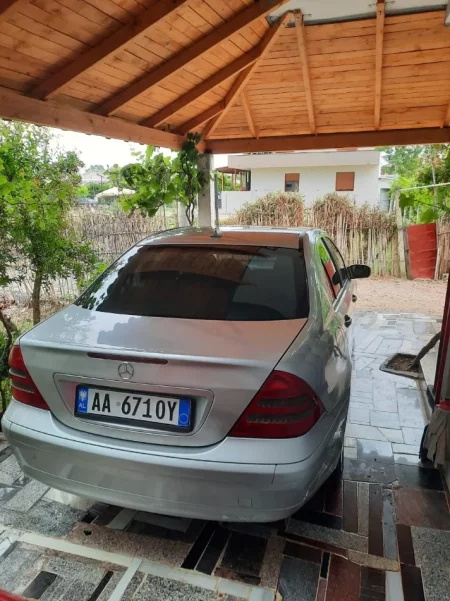 Durres, shitet makine Mercedes benz Benzin+Gaz, gri metalizato manuale Klima 2.400 €