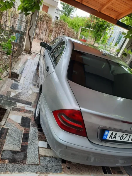 Durres, shitet makine Mercedes benz Benzin+Gaz, gri metalizato manuale Klima 2.400 €