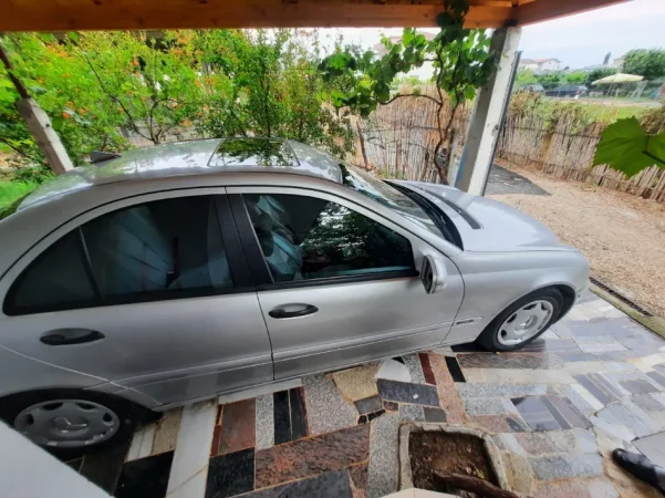 Durres, shitet makine Mercedes benz Benzin+Gaz, gri metalizato manuale Klima 2.400 €
