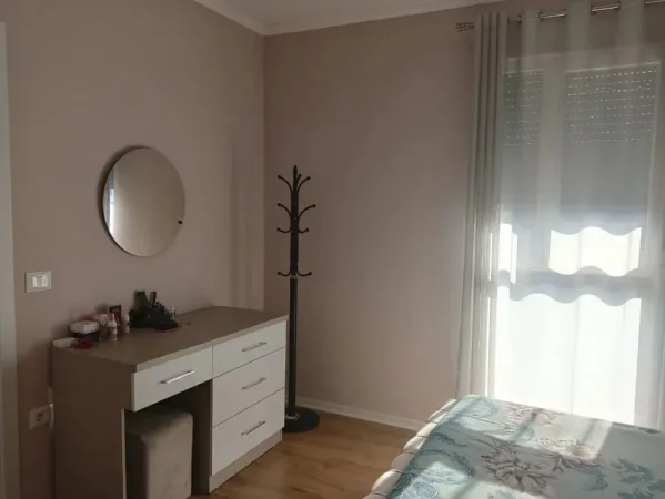 Tirane, jepet me qera apartament 1+1 Kati 9, 500 € (Don Bosko)