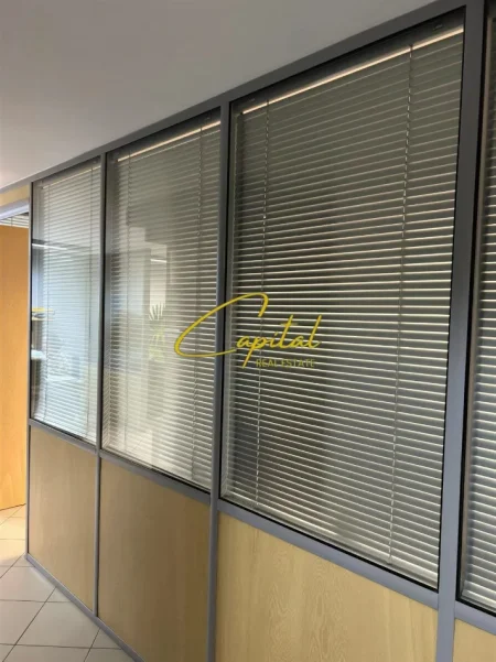 Tirane, jepet me qera ambjent biznesi Kati 0, 220 m² 2.500 € (PAZARI I RI)
