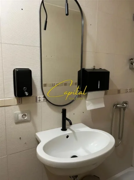 Tirane, jepet me qera ambjent biznesi Kati 0, 220 m² 2.500 € (PAZARI I RI)
