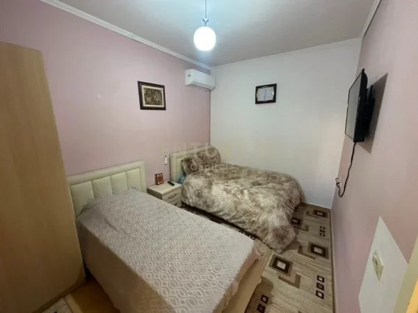Tirane, jepet me qera apartament 2+1 Kati 1, 270 m² 1.000 € (ali demi)