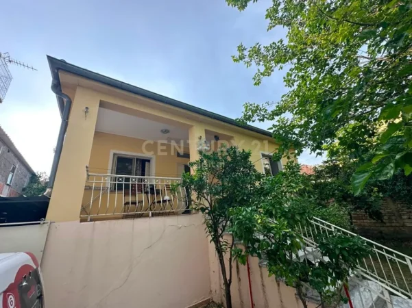 Tirane, jepet me qera apartament 2+1 Kati 1, 270 m² 1.000 € (ali demi)