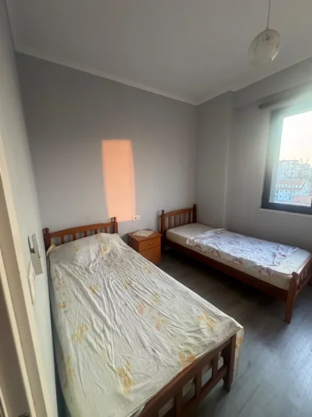 Tirane, jepet me qera apartament 2+1+Ballkon Kati 4, 86 m² 650 € (Rruga Jordan Misja)