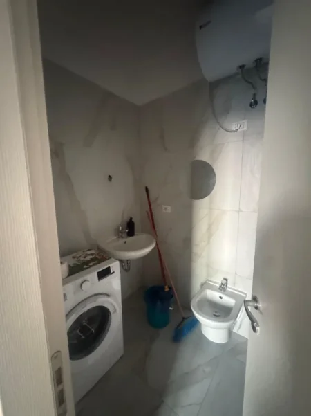 Tirane, jepet me qera apartament 2+1+Ballkon Kati 4, 86 m² 650 € (Rruga Jordan Misja)
