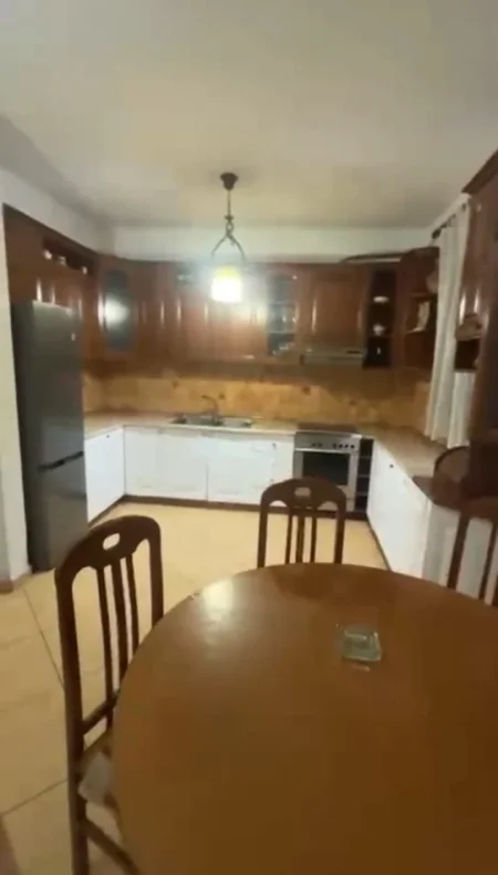 Tirane, jepet me qera apartament 2+1 Kati 1, 100 m² 500 € (Kristal Center)