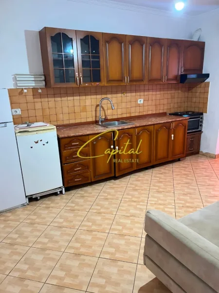 Tirane, jepet me qera apartament 1+1 Kati 3, 52 m² 400 € (XHAMLLIKU)