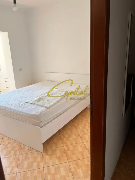 Tirane, jepet me qera apartament 1+1 Kati 3, 52 m² 400 € (XHAMLLIKU)