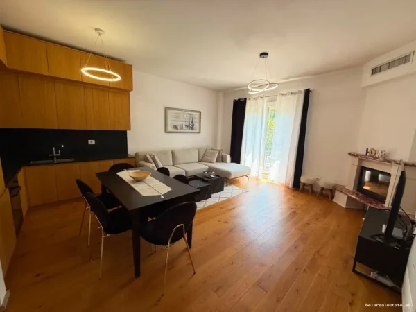 Tirane, jepet me qera apartament 2+1+Ballkon Kati 1, 95 m² 1.200 € (TEG)