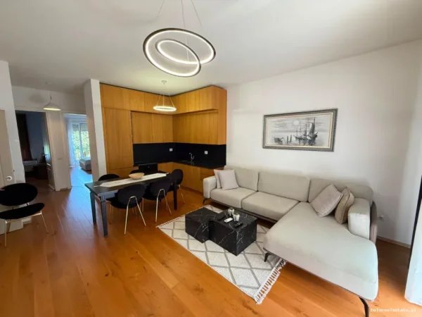 Tirane, jepet me qera apartament 2+1+Ballkon Kati 1, 95 m² 1.200 € (TEG)