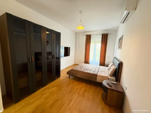 Tirane, jepet me qera apartament 2+1+Ballkon Kati 1, 95 m² 1.200 € (TEG)