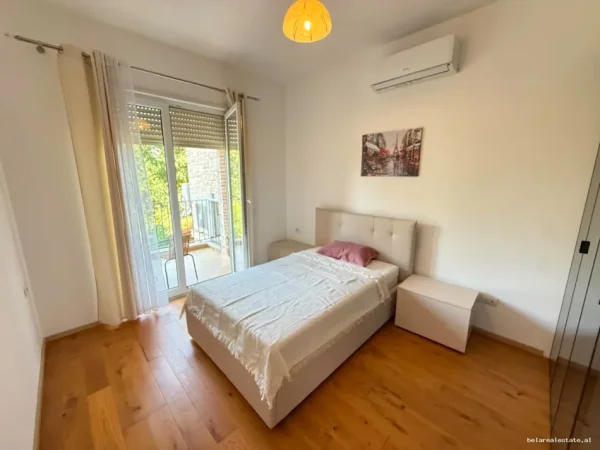 Tirane, jepet me qera apartament 2+1+Ballkon Kati 1, 95 m² 1.200 € (TEG)