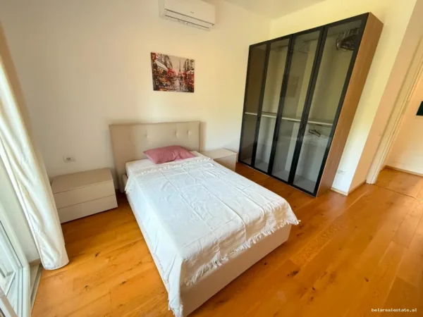 Tirane, jepet me qera apartament 2+1+Ballkon Kati 1, 95 m² 1.200 € (TEG)