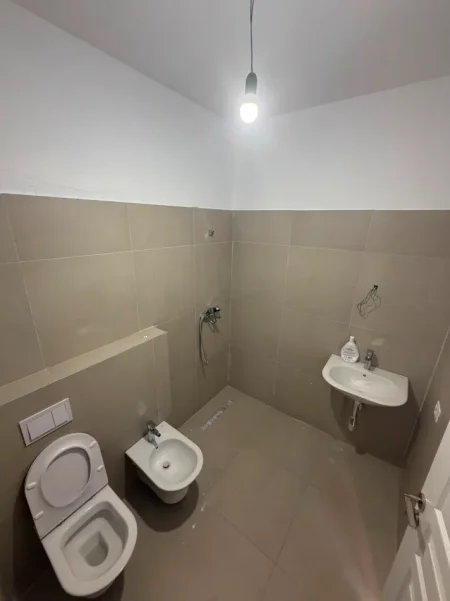 Me Qira - 3 Ambiente Pune 2wc & 1Bllkn || Kati i 8-të || (📍Porcelan - Kompleksi ASL, Godina 1), me pamje fantastike || 105 m² Çmimi: 55,000 Leke/Muaj