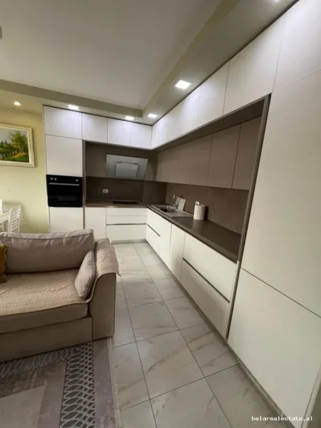 Tirane, jepet me qera apartament 2+1+Ballkon Kati 8, 100 m² 700 € (Rruga e Elbasanit)