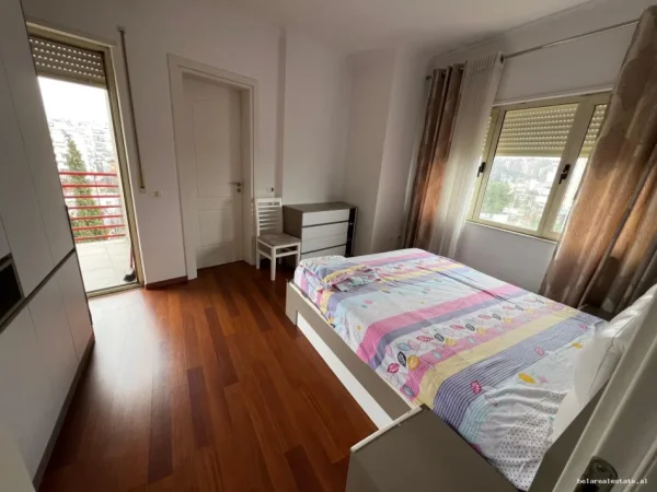 Tirane, jepet me qera apartament 2+1+Ballkon Kati 8, 100 m² 700 € (Rruga e Elbasanit)