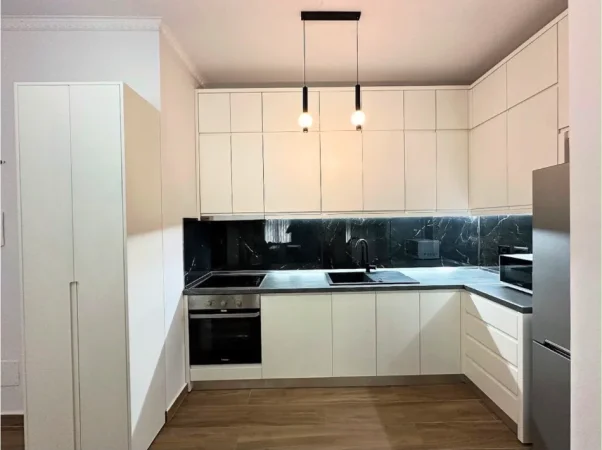 Tirane, jepet me qera apartament 1+1 Kati 1, 100 m² 700 € (TEG)