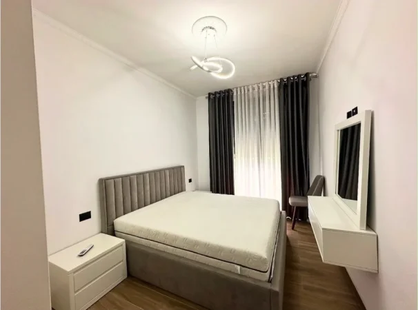 Tirane, jepet me qera apartament 1+1 Kati 1, 100 m² 700 € (TEG)