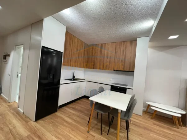 Tirane, jepet me qera apartament 1+1+Ballkon Kati 3, 73 m² 750 € (kopshti zoologjik)
