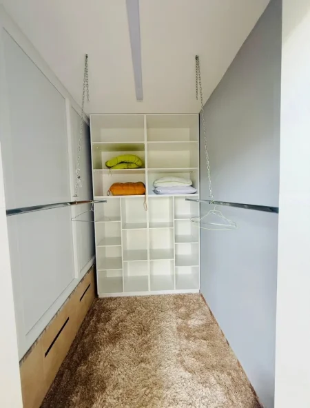Tirane, jepet me qera apartament 2+1 Kati 4, 137 m² 1.200 € (Liqeni thate)